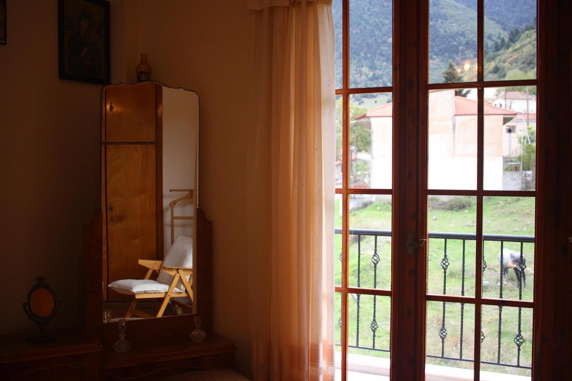 Velia Guesthouse Kalavryta Exterior photo